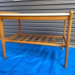 レトロチックな小さなテーブル（中古品）の画像