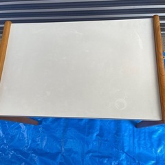レトロチックな小さなテーブル（中古品）の画像