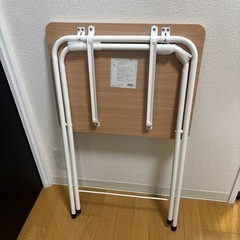 折りたたみテーブルの画像