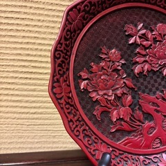  中国  故宫  剔紅堆朱　楼閣山水人物文盤　漆塗り 漆器 彫り輪花皿 1枚　希少美品。   の画像