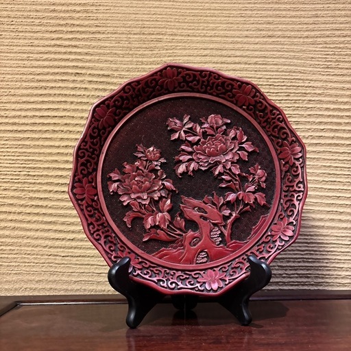 中国  故宫  剔紅堆朱　楼閣山水人物文盤　漆塗り 漆器 彫り輪花皿 1枚　希少美品。