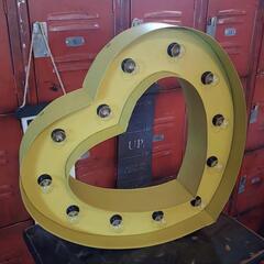 アメリカンヴィンテージな看板/
Old New！ヴィンテージ雑貨/
アメリカンダイナー Style/
HART型 電飾看板（YEL）
矢印形 屋内用 壁掛け式 ハート看板/
#店舗什器
#ウォールデコの画像