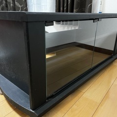 収納力があるスタイリッシュなテレビ台の画像