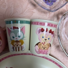ディズニーシー　ダッフィーフレンズの食器セット＋ぬいぐるみチャームセットの画像