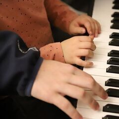 「今日は右手だけ」でOK！先生と二人三脚で一緒に楽しめるピアノレッスン♪の画像