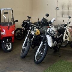バイクの部品を外す作業の画像