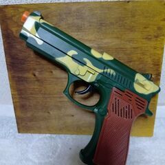 折りたたみ銃フィギィア（ライト付き）＆拳銃＆手榴弾の画像