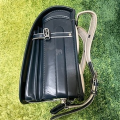 紺色のランドセル(背中・肩ひも牛革使用)
の画像