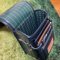 紺色のランドセル(背中・肩ひも牛革使用)
の画像