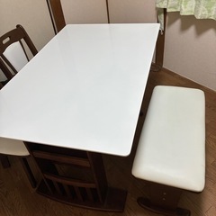 ダイニングテーブルの画像