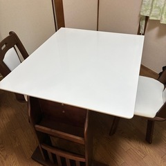 ダイニングテーブルの画像