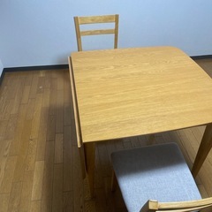 折りたたみテーブル＋イス2脚の画像