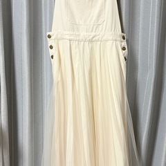 新品タグ付きジャンパースカートの画像