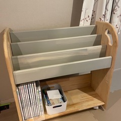 wakuwakuランド　絵本棚
の画像