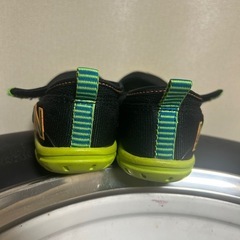 ニューバランス サンダル 307 ブラック/グリーンの画像