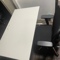 机と椅子セットの画像