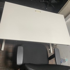 机と椅子セットの画像