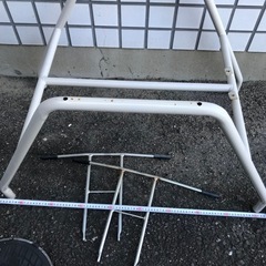 何かの金属土台部品の画像