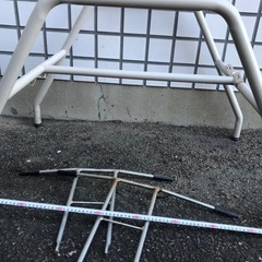 何かの金属土台部品の画像