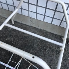 何かの金属土台部品の画像