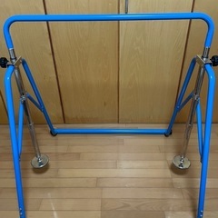 子供用の室内鉄棒の画像