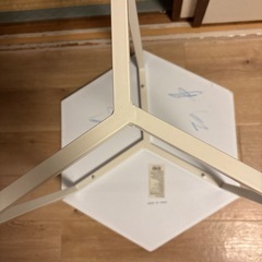 ホワイトテーブル丸の画像