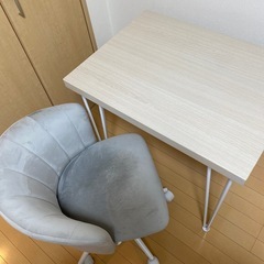 オシャレテーブルと椅子のセット
の画像