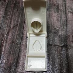 ピルカッター硬い錠剤を真っ二つにしてくれて助かりますね。ピルカッターピル入れの画像
