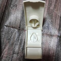 ピルカッター硬い錠剤を真っ二つにしてくれて助かりますね。ピルカッターピル入れの画像