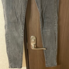 ユニクロ　ジーンズ　レディース　黒系の画像