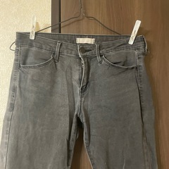 ユニクロ　ジーンズ　レディース　黒系の画像