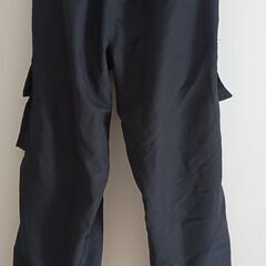 黒カーゴパンツの画像