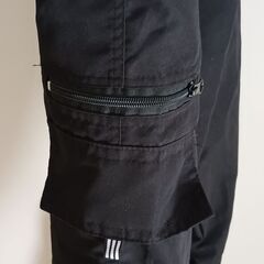 黒カーゴパンツの画像