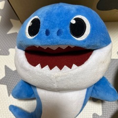 ベイビーシャーク　歌う　ぬいぐるみ　パペット　パパザメ　ちびザメ　片方ジャンクの画像