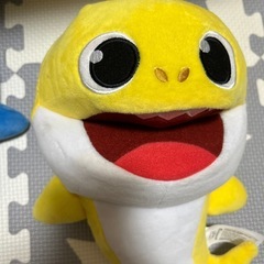 ベイビーシャーク　歌う　ぬいぐるみ　パペット　パパザメ　ちびザメ　片方ジャンクの画像