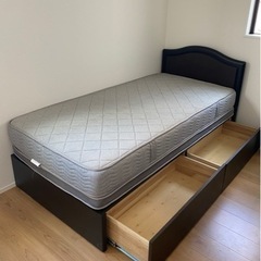 シングルベッドとマットレス付きの画像