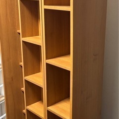 木目調の本棚　棚多数　多くの本を収納可能　中古品の画像