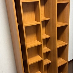 木目調の本棚　棚多数　多くの本を収納可能　中古品の画像