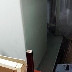 オフィス棚と机の画像