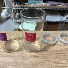 風呂場のラックとガラスの容器の画像