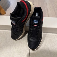 adidasスニーカー27.5の画像