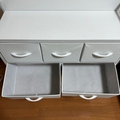 白い収納チェストの画像