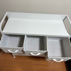 白い収納チェストの画像