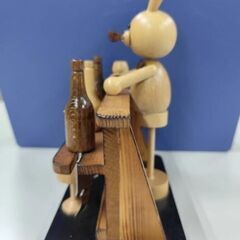 ウサギのバーテンダーの置物（栓抜き、缶切り、コルク抜き）の画像