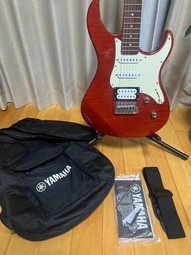 YAMAHA 
PACIFICA PAC212VFM