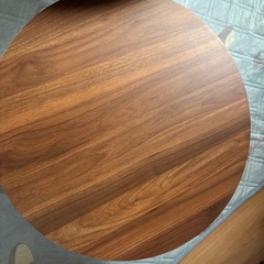 丸いデーブル2つセットの画像