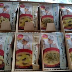 お菓子、味噌汁、お茶の画像