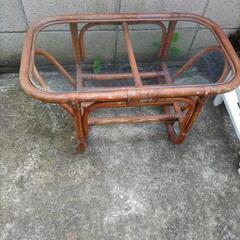 籐のガラステーブルの画像