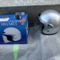 ☆着用１０秒　新品同様　ジェット型ヘルメット　シルバー　キズ無し　フリーサイズ　58〜60ｃｍ　検索　ホンダ　ヤマハ　スズキの画像