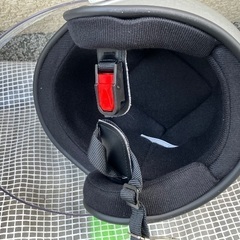 ☆着用１０秒　新品同様　ジェット型ヘルメット　シルバー　キズ無し　フリーサイズ　58〜60ｃｍ　検索　ホンダ　ヤマハ　スズキの画像